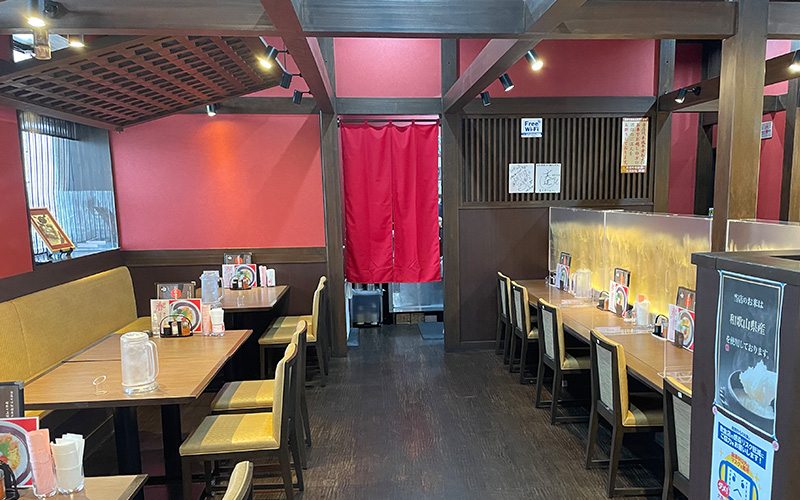 店内・カウンター席・テーブル席